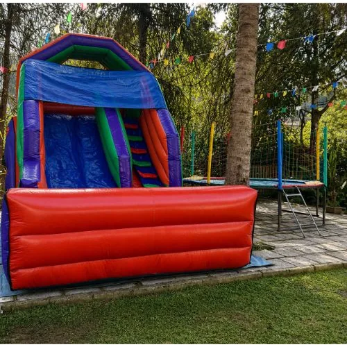 Tobogã inflável da Top Kids Evento em área externa